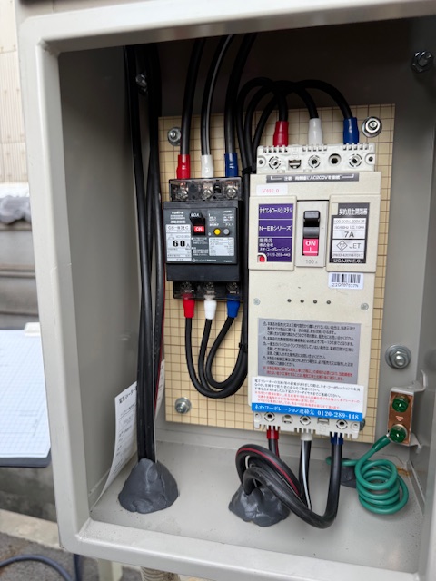 某所テスラ蓄電池設置工事